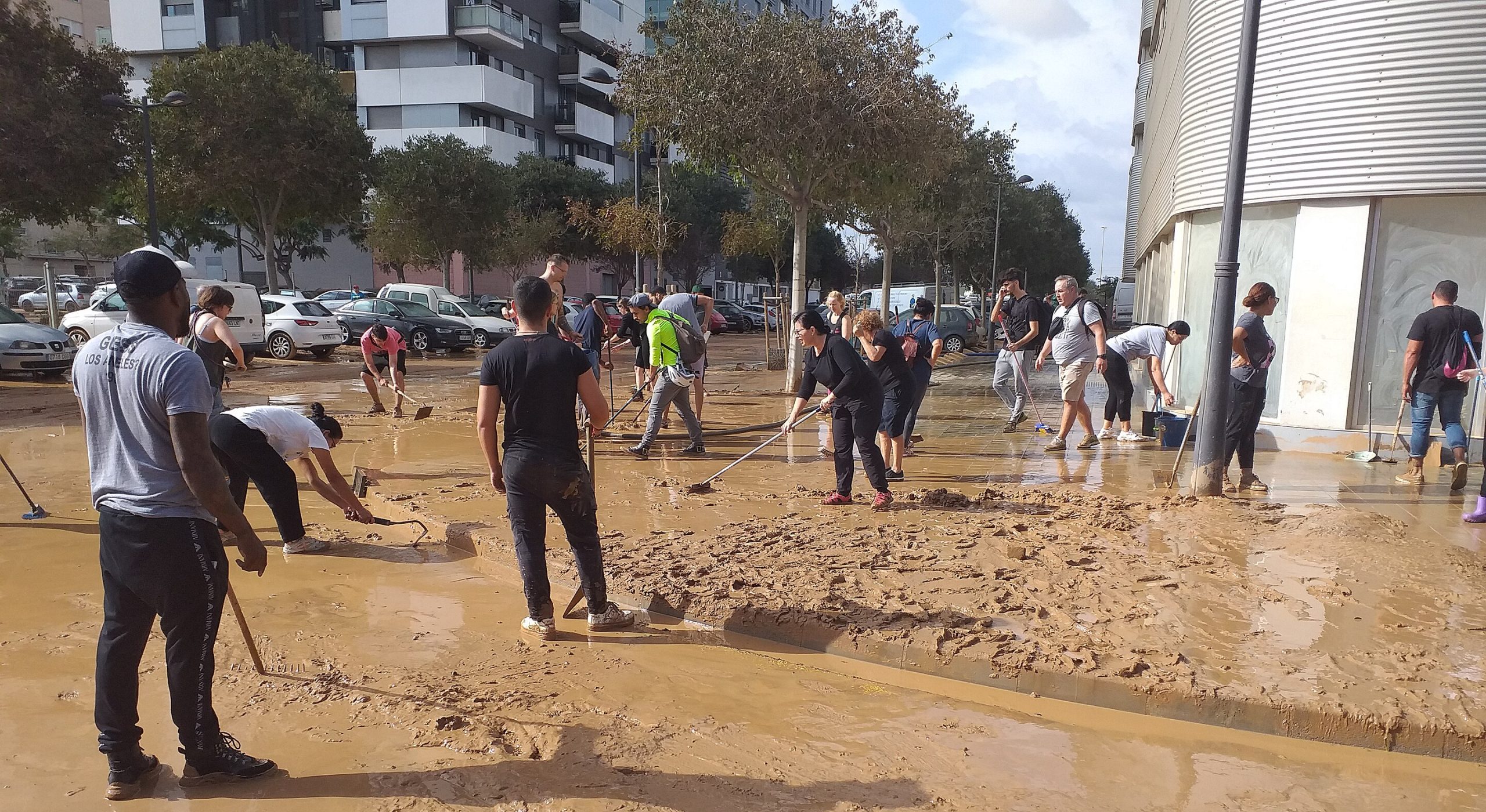 Voluntarios y vecinos ayudando a limpiar el barro de las aceras en La Torre. Creative Commons Wikipedia